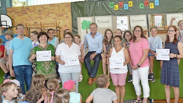 Schecks übergab Bürgermeister Rainer Detsch an vier Einrichtungen der Kinderbildung: von links Markus Ziereis (Elternbeiratsvorsitzender GS Stockheim), Rektorin Astrid Kestel, Claudia Baumann (St. Wolfgang Kita), Bürgermeister Rainer Detsch, Susanne Bonitz, Jutta Walther (St. Johannes Kita) und Stefanie Bauer (St. Katharina Kita) Foto: K.- H. Hofmann