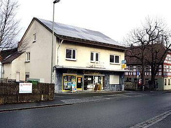 Die Bäckerei an der Weisendorfer Hauptstraße schließt zum Jahresende. Der Hauseigentümer möchte dann umbauen  und hat elf Wohnungen und ein Büro geplant.Richard Sänger