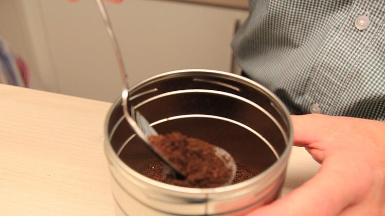 Und dabei auch sauber, da der Kaffee wieder in der Dose landet. Foto: Theresa Schiffl