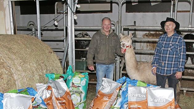 Werner Frank (l.) und Senior-Chef Georg Frank freuen sich &uuml;ber die gro&szlig;e Menge Futter f&uuml;r Hunde und Pferde. Die Facebook-Gruppe "Magyar Vizsla - Extrem vizslafiziert" hat den Kauf des Futters aus einem Verkaufserl&ouml;s finanziert.