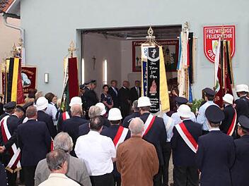 Zur Einweihung des Feuerwehrhauses waren auch befreundete Feuerwehrvereine gekommen. Fotos: Georg Wolf