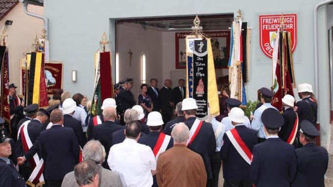 Zur Einweihung des Feuerwehrhauses waren auch befreundete Feuerwehrvereine gekommen. Fotos: Georg Wolf