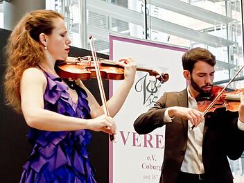 "The Twiolins": Marie-Luise und Christoph Dingler gastierten beim Coburger "Verein". Foto: Jochen Berger