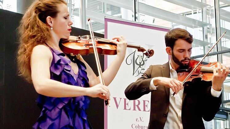 "The Twiolins": Marie-Luise und Christoph Dingler gastierten beim Coburger "Verein". Foto: Jochen Berger