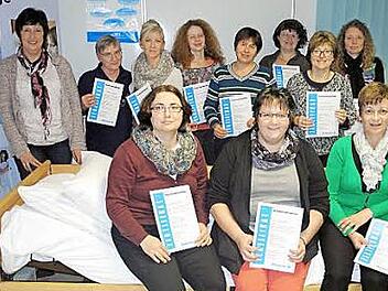 Die Teilnehmer am Pflegekurs mit Pflegedienstleiterin Christine Deininger (links). Foto: pr