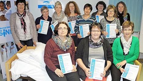 Die Teilnehmer am Pflegekurs mit Pflegedienstleiterin Christine Deininger (links). Foto: pr