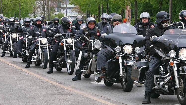 In der Bamberger Stra&szlig;e reiht sich Motorrad an Motorrad. Mehr als 100 Fahrer geben am 1. Mai dem Hochzeitspaar Katja Kupek und Florian Griebel das Geleit. Foto: Christoph Winter