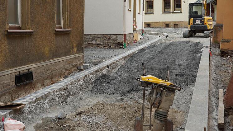 Ein Teil der Randsteine ist in der Spitalgasse bereits gesetzt. Foto: Arkadius Guzy