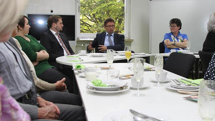 BR-Redaktionsleiter Alexander Müller diskutierte mit Lesern über die Zeitung. Links daneben Simon Reitmeier vom KErn.