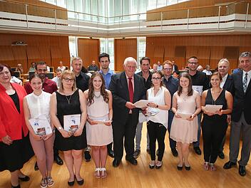 Gruppenbild mit Offiziellen und den besten Absolventen Foto: RiegerPress