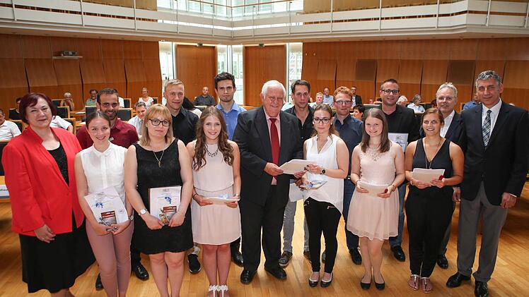 Gruppenbild mit Offiziellen und den besten Absolventen Foto: RiegerPress