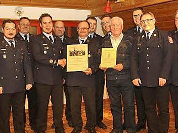 Bei der Hauptversammlung wurden zahlreiche Mitglieder ausgezeichnet. Hartmut Rauschert (Sechster von links) wurde zum Ehrenvorsitzenden ernannt. Werner Grottke (Neunter von links) wurde für eine 60-jährige Mitgliedschaft geehrt. Foto: Michael Stelzner