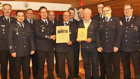 Bei der Hauptversammlung wurden zahlreiche Mitglieder ausgezeichnet. Hartmut Rauschert (Sechster von links) wurde zum Ehrenvorsitzenden ernannt. Werner Grottke (Neunter von links) wurde für eine 60-jährige Mitgliedschaft geehrt. Foto: Michael Stelzner