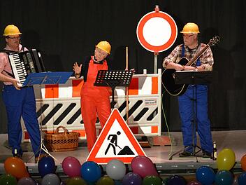 Die "Gemeegucker" (André Bocklet, Angela Mammitzsch, Arno Dusemond) kommentierten die Geschehnisse in der Gemeinde im vergangenen Jahr mit viel Humor. Angela Mammitzsch wurde zudem für ihr 30-jähriges Bühnenjubiläum geehrt. Fotos: Björn Hein