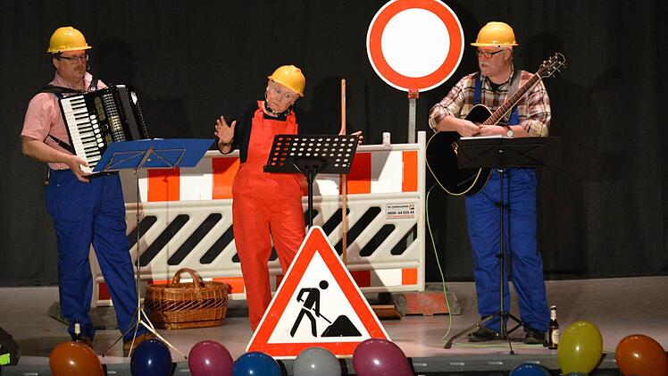 Die "Gemeegucker" (André Bocklet, Angela Mammitzsch, Arno Dusemond) kommentierten die Geschehnisse in der Gemeinde im vergangenen Jahr mit viel Humor. Angela Mammitzsch wurde zudem für ihr 30-jähriges Bühnenjubiläum geehrt. Fotos: Björn Hein