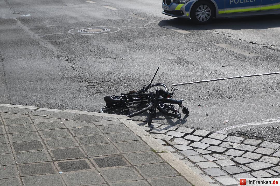 Betonmischer erfasst Fahrradfahrerin: Frau lebensgefährlich verletzt - Unfallhergang noch absolut unklar – Rückstau durch Umleitung des Verkehrs