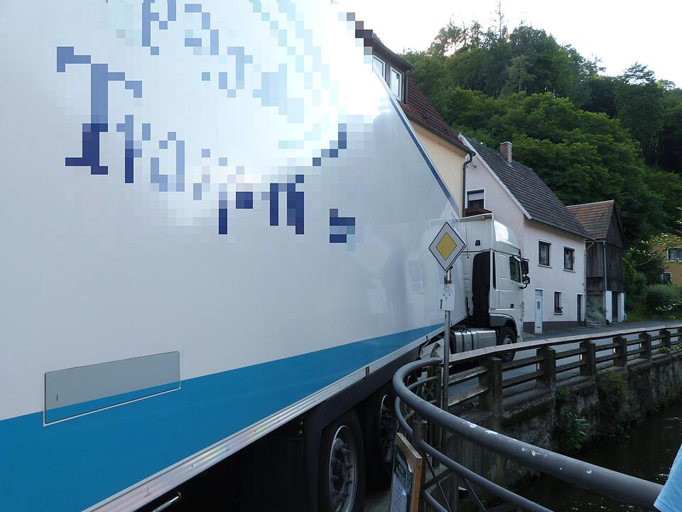 Nach Reisebus-Unfall auf A9: Lkw bleibt in Wirsberg stecken