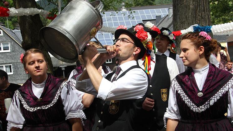 Julian Trautsch trinkt aus dem Gießer. Foto: Veronika Schadeck