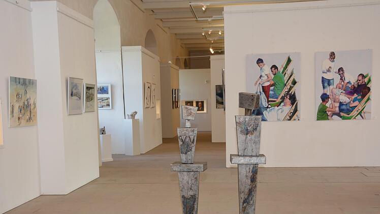 Blick in die Hofstube der Plassenburg, im Vordergrund die "Schillernden Persönlichkeiten" von Anita Magdalena Franz  Foto: Dagmar Besand