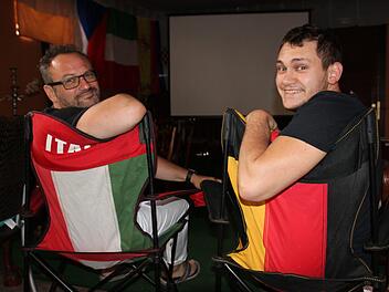 Der Italia-Stuhl ist diesmal nur schmückendes Beiwerk: Ermanno Lubiato (links) und sein Sohn Samuel schauen natürlich trotzdem die Spiele an - und freuen sich auf Gäste in ihrem Pizzeria-WM-Garten.J. Nützel