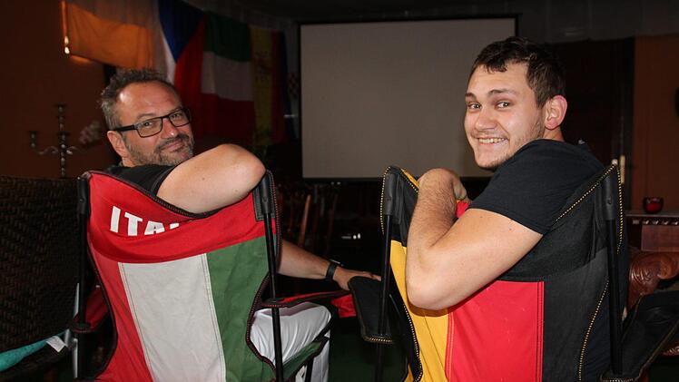 Der Italia-Stuhl ist diesmal nur schmückendes Beiwerk: Ermanno Lubiato (links) und sein Sohn Samuel schauen natürlich trotzdem die Spiele an - und freuen sich auf Gäste in ihrem Pizzeria-WM-Garten.J. Nützel