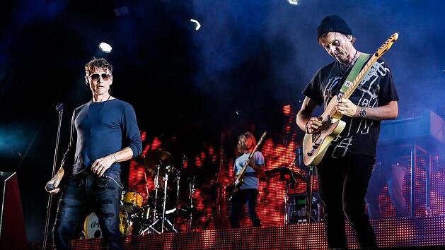 Morten Harkets (links) glasklare Stimme, begleitet von Gitarrist P&aring;l Waaktaar-Savoy  (rechts)  bescherten dem Publikum viele G&auml;nsehaut-Momente.Foto: Matthias Hoch