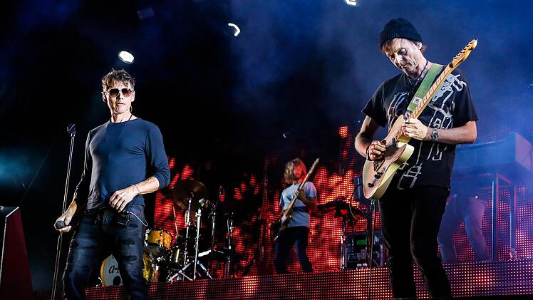 Morten Harkets (links) glasklare Stimme, begleitet von Gitarrist Pål Waaktaar-Savoy  (rechts)  bescherten dem Publikum viele Gänsehaut-Momente.Foto: Matthias Hoch