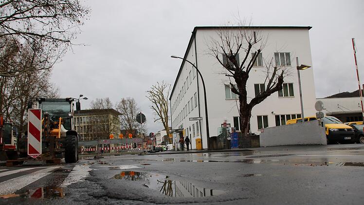 In der Münchner Straße wird eine Busbucht betoniert, deshalb ist der Abschnitt vor der Post sechs Wochen lang gesperrt. Foto: Ralf Ruppert