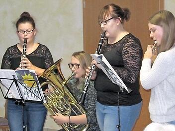 Viel Beifall ernteten die jungen Musikerinnen beim Seniorennachmittag in Stublang. Foto: Monika Schütz