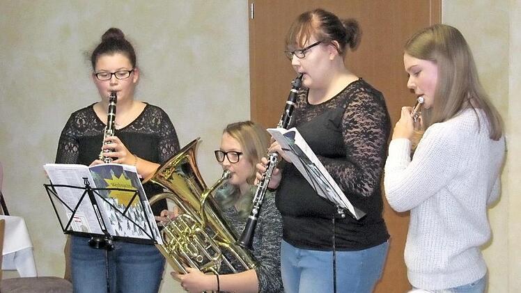 Viel Beifall ernteten die jungen Musikerinnen beim Seniorennachmittag in Stublang. Foto: Monika Schütz
