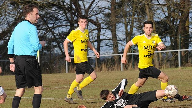 Den TSV Retzbach "auf die Bretter" geschickt hat der FC Thulba um Spielertrainer Victor Kleinhenz (rechts).  Eine Woche vor dem Punktspiel gegen den FC Westheim gelang ein 4:0-Sieg. Foto: ssp