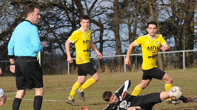 Den TSV Retzbach "auf die Bretter" geschickt hat der FC Thulba um Spielertrainer Victor Kleinhenz (rechts).  Eine Woche vor dem Punktspiel gegen den FC Westheim gelang ein 4:0-Sieg. Foto: ssp