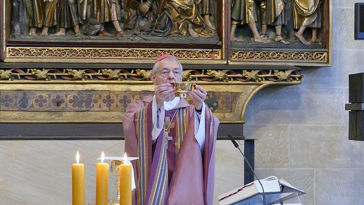 Für alle Menschen in der Erzdiözese und in der Welt feierte Erzbischof Ludwig Schick die Eucharistie in der Nagelkapelle des Doms. Foto: Marion Krüger-Hundrup