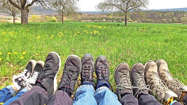 Eine Familie macht Rast auf der Wanderung.