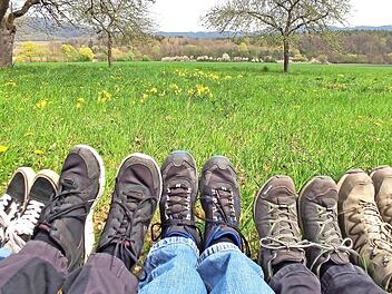 Eine Familie macht Rast auf der Wanderung.