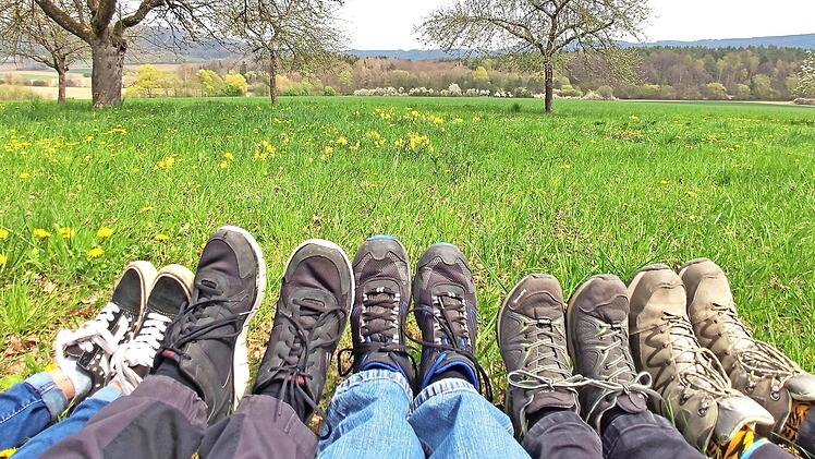Eine Familie macht Rast auf der Wanderung.