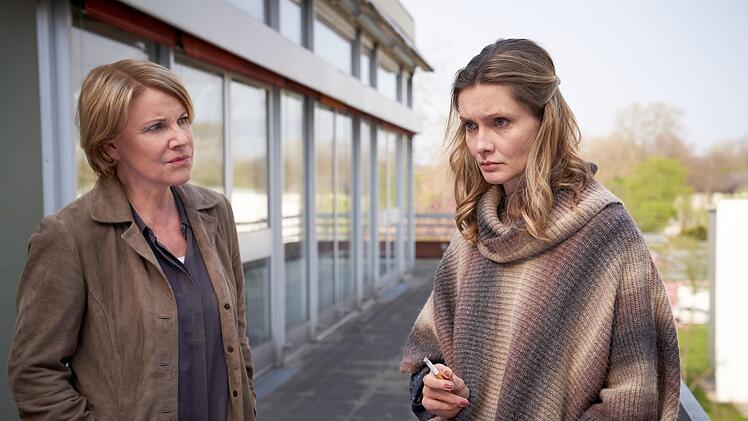 Marie Brand (Mariele Millowitsch, links) will wissen, ob Sybille Krämer (Alexandra Finder), deren Tochter im Koma liegt, etwas zu verbergen hat.