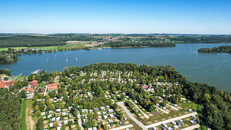 Das SeeCamping Langlau liegt direkt am Ufer des Kleinen Brombachsees im mittelfr&auml;nkischen Landkreis Wei&szlig;enburg-Gunzenhausen.