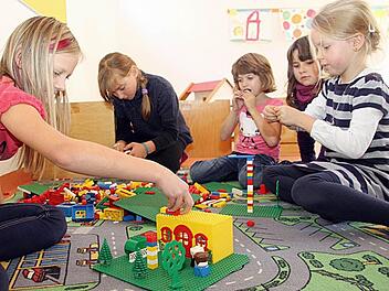 Nach den Hausaufgaben ist   Spielen angesagt.    Lilly, Eva,    Michelle, Lara-Marie  und Laura (von links)  bauen  mit Legosteinen. Foto:  Alexander Hartmann