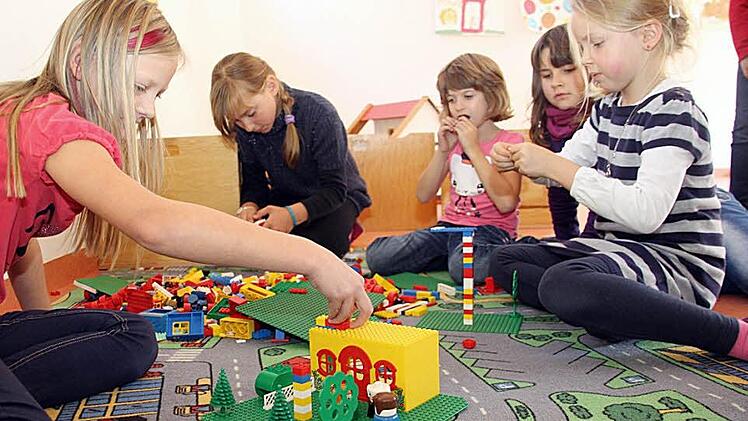 Nach den Hausaufgaben ist   Spielen angesagt.    Lilly, Eva,    Michelle, Lara-Marie  und Laura (von links)  bauen  mit Legosteinen. Foto:  Alexander Hartmann