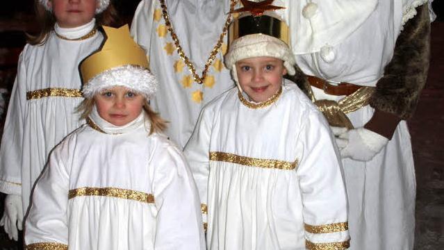 Sie brachten ihre Botschaft unter die Zuschauer - die kleinen Engel aus der "Stallweihnacht" (von links): Marie Schneider, Lena Klinger, Emely Geiger, Alina Beierwaltes, Selina Weber.