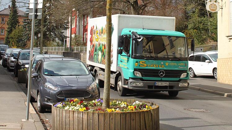 Die Pflanzkübel in der Schönbornstraße bleiben auf Wunsch des Bauausschusses erhalten. Foto: Thomas Mäuser