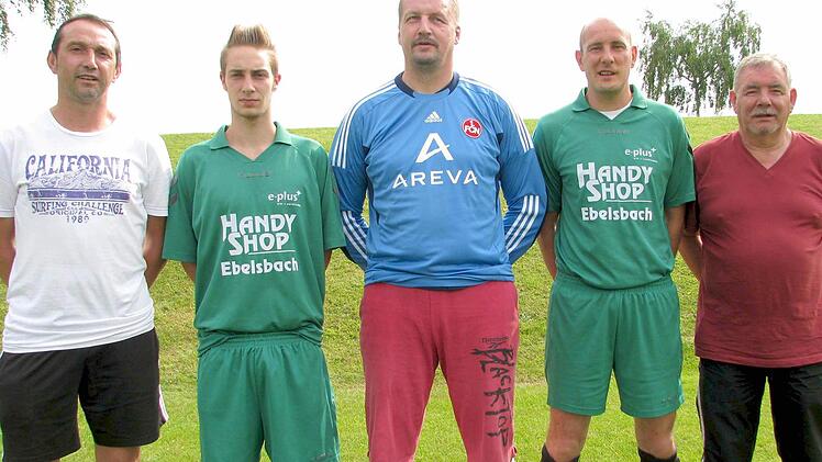 Eine ähnlich gute Rolle wie in der Vorsaison strebt die DJK Oberschwappach in der Fußball-A-Klasse Schweinfurt 5 an. Die beiden Trainer Roland Schlosser (rechts) und Klaus May (links) hoffen auch auf die Neuzugänge (weiter von links) Danny Merkel (eigene Jugend), Torwart Werner Kraus und Christian Schlosser (beide SV Hainert). Foto: Ralf Naumann