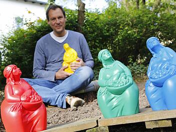 In fünf Farben gibt es vorerst die moderne Variante der Humsera. Der gebürtige Bamberger und Neu-Düsseldorfer Stephan Zehentmeier verhilft der traditionellen Figur zu neuer Aufmerksamkeit. Foto: Matthias Hoch