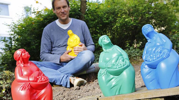 In fünf Farben gibt es vorerst die moderne Variante der Humsera. Der gebürtige Bamberger und Neu-Düsseldorfer Stephan Zehentmeier verhilft der traditionellen Figur zu neuer Aufmerksamkeit. Foto: Matthias Hoch
