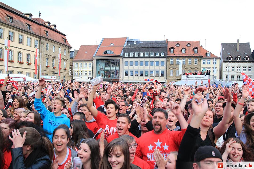 Meister-Party am Maxplatz
