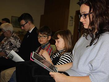 Leder-Einband und Goldschnitt war gestern, heute wird die Bibel auf dem Tablet gelesen: Bettina Radtke wuchs selbst in einer Familie auf, die sich den Zeugen Jehovas zugehörig fühlt. Nun möchte sie, dass auch ihre Kinder Emilia und Aron (daneben) vom Glauben profitieren. Foto: Ulrike Müller