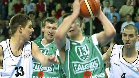 1. Dezember 2005: Der 21-j&auml;hrige Paulius Jankunas (mit Ball) f&uuml;hrt Zalgiris Kaunas mit 19 Punkten und 8 Rebounds zum 79:72-Erfolg in Bamberg. Spencer Nelson (l.) und Chris Ensminger waren nicht in der Lage, ihn zu stoppen. Auch ein gutes Jahrzehnt sp&auml;ter ist der Center noch der Beste im Team des litauischen Meisters. Foto: sportpress