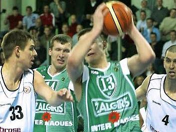 1. Dezember 2005: Der 21-jährige Paulius Jankunas (mit Ball) führt Zalgiris Kaunas mit 19 Punkten und 8 Rebounds zum 79:72-Erfolg in Bamberg. Spencer Nelson (l.) und Chris Ensminger waren nicht in der Lage, ihn zu stoppen. Auch ein gutes Jahrzehnt später ist der Center noch der Beste im Team des litauischen Meisters. Foto: sportpress