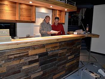 Ein Blick ins neue Bistro, in dem zur Zeit der in Zahlbach wohnende Raumausstatter Jens Zeier (rechts) werkelt. Hier stimmt der handwerker letzte Pläne mit Dieter Augustin ab. Fotos: Kathrin Kupka-Hahn